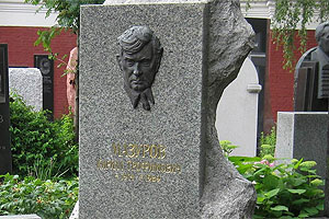 Надгробный памятник К.Т.Мазурову